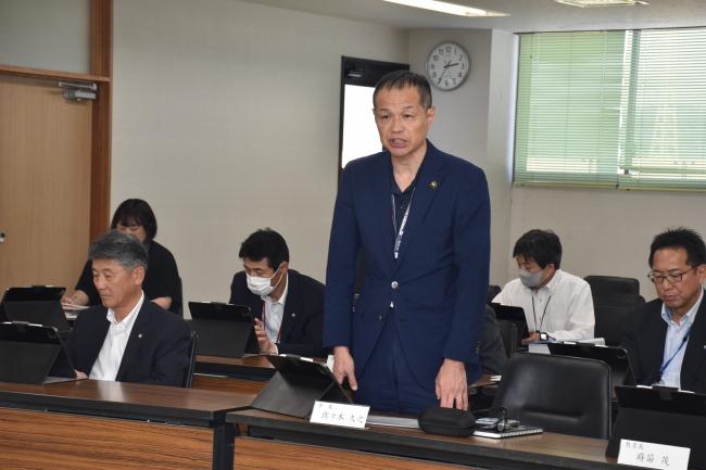 定例記者会見で挨拶する市長の写真