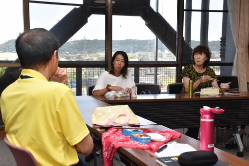 ランチを食べながら市長と話す市民