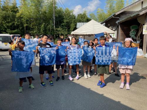 自分たちで作ったハンカチを持って撮った集合写真