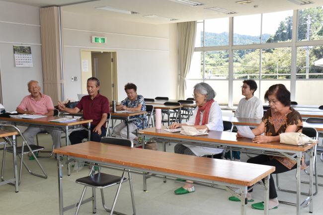 唄の練習をする会員の写真
