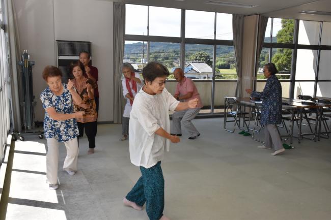 長狭小唄の踊りの練習をする会員の皆さんの写真
