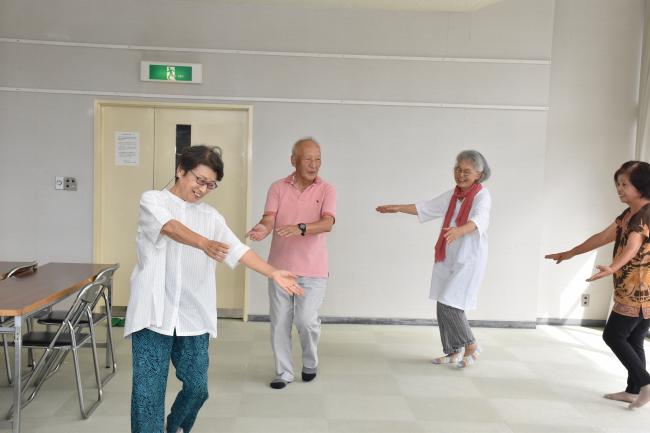 笑顔で踊りを踊る会員の写真