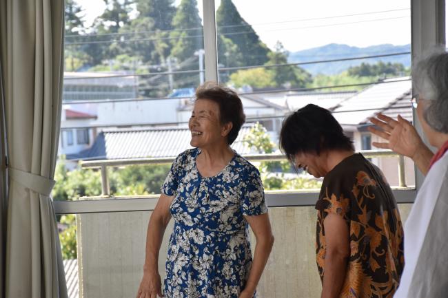 笑顔で談笑する会員の写真