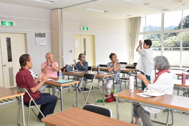 踊りを教え合う会員の写真