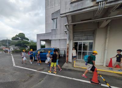 りさいくるごみをもってとうこうするこどもたち