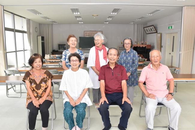 長狭小唄保存会のメンバーの集合写真