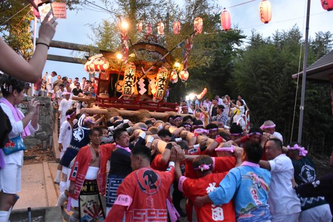 八雲神社を後にし、まちへ繰り出す担ぎ屋台の写真