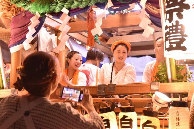 太鼓をたたく白幡講の奏者の写真