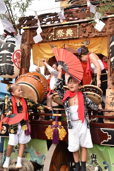 太鼓を盛り上げる山王講のこどもの写真