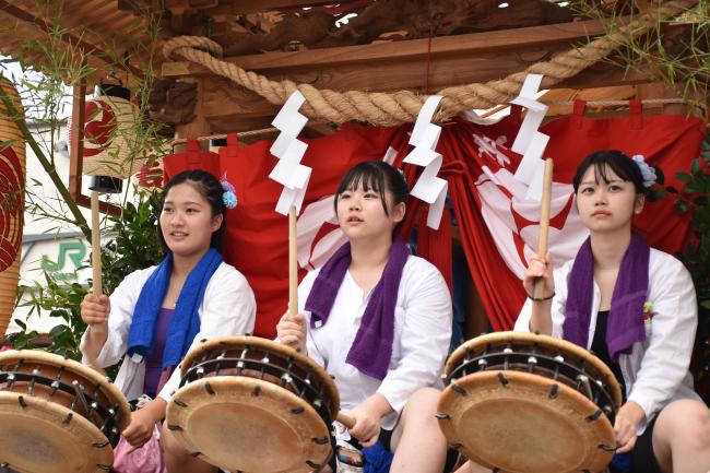 太鼓をたたく熊野神社の奏者の写真