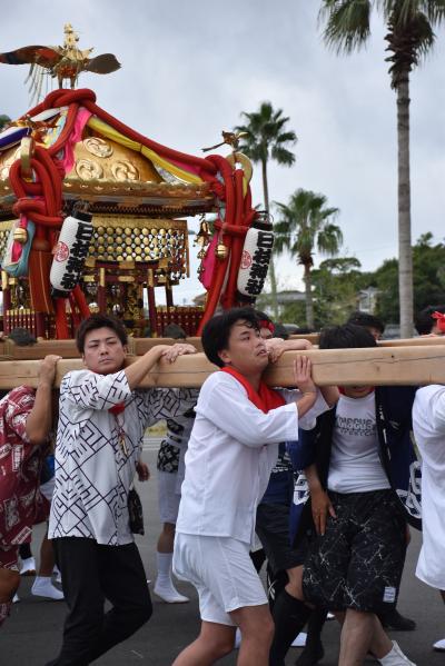 魅力体験広場でみこしを担ぐ日枝神社の担ぎ手