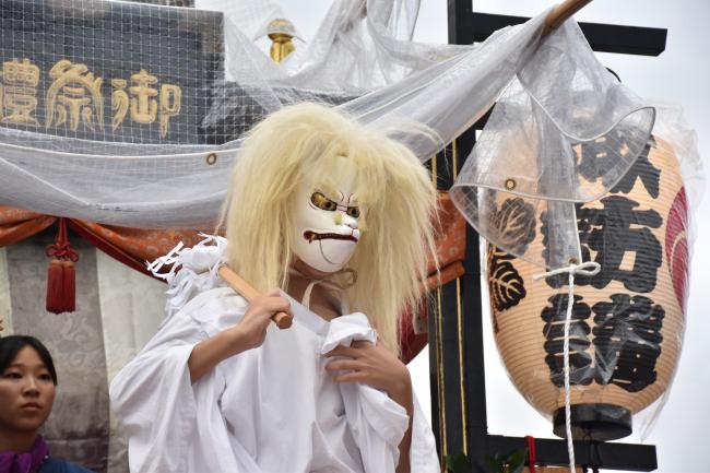 諏訪講のきつねの踊りの写真
