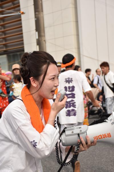 メガホンを持って木遣りを歌う白幡講の写真