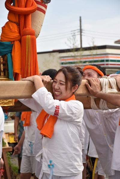 白幡講の神輿を担ぐ女性