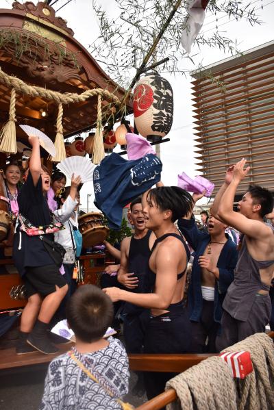 太鼓の奏者らと一緒に盛り上げる諏訪講の人たち