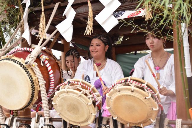 山車の太鼓をたたく大浦八雲神社の奏者