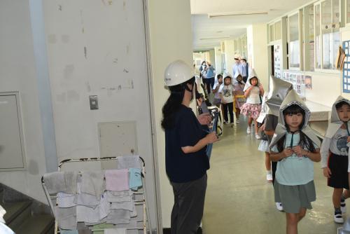 3階へ避難する小学部児童