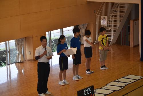 生徒会役員が説明