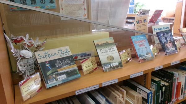 寄贈本を展示している様子1