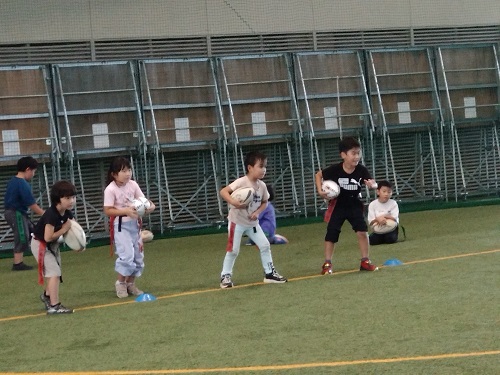 タグラグビーの様子（1年生～２年生）３