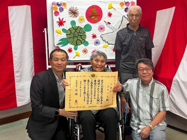 市長と、山口つるさんと、御家族で