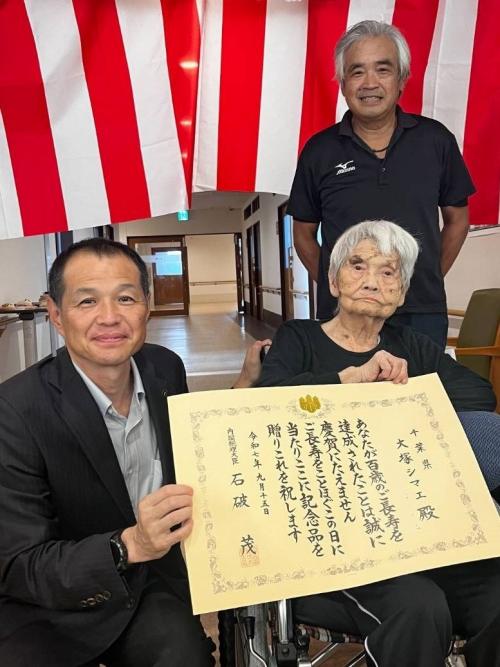 市長と、大塚シマエさんと、息子さん