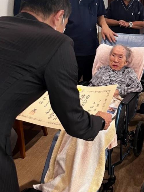 市長からお祝い状を受け取られる𠮷田照子さん