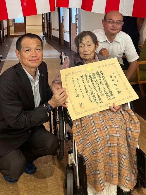 市長と、永井初江さんと息子さん