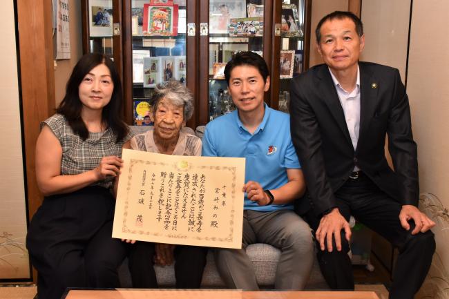 市長、宮崎みのさん、お孫さん夫婦と