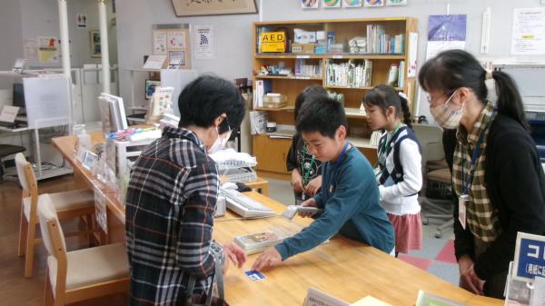 カウンターでの貸し出し業務を体験1