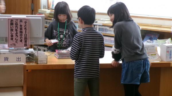 カウンターでの貸し出し業務を体験３