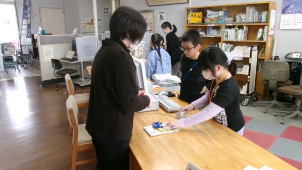 カウンターでの貸し出し業務を体験４