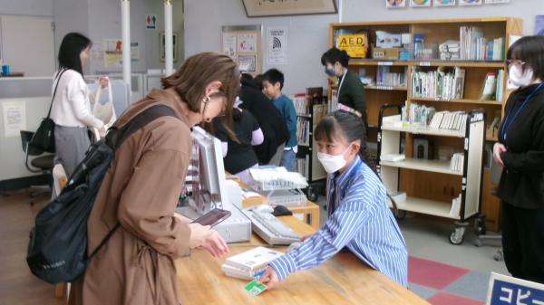 カウンターでの貸し出し業務を体験５