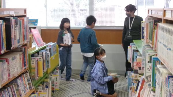 選書をする子どもたち