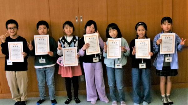 修了証をもって記念撮影