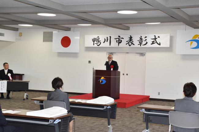 謝辞を述べる小谷善親氏