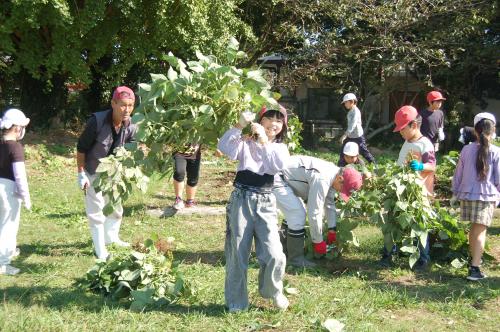 枝豆を高々と掲げ