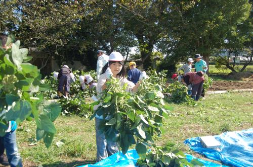 枝豆を持ちながら