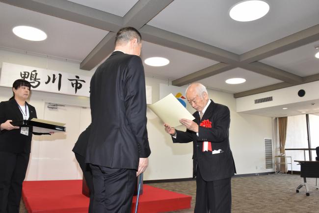 表彰状を受け取る小谷氏