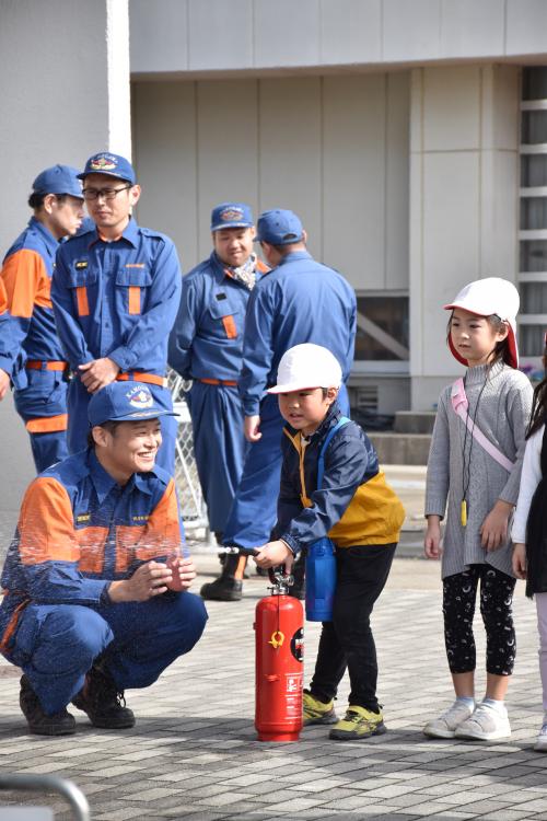 水消火器を体験する児童