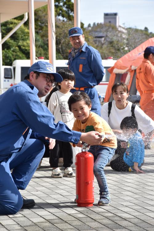 水消火器を体験する一般参加者