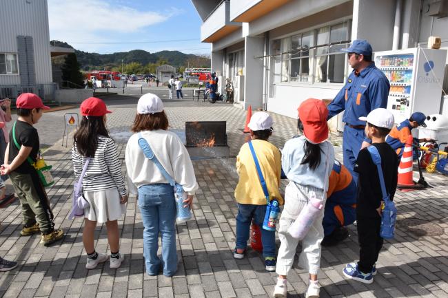 水消火器を体験している児童の様子