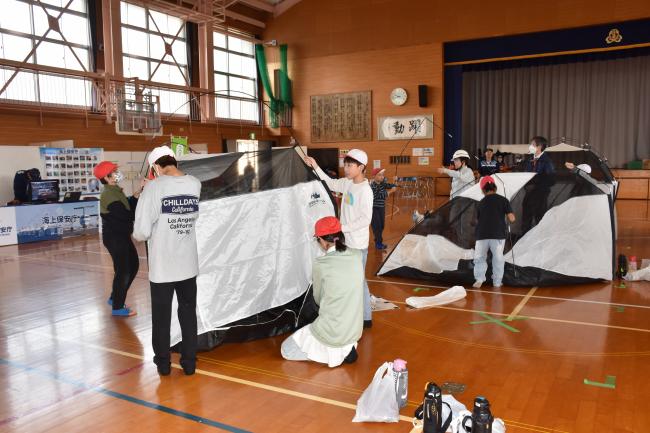 避難所解説訓練を行う児童たち