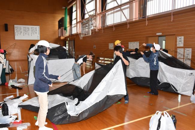 避難所解説訓練を行う児童たち2