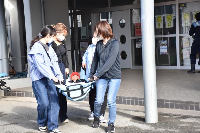 一般参加者による傷病者搬送訓練