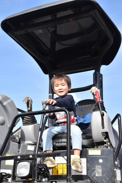 道路障害物除去車両に乗る男の子