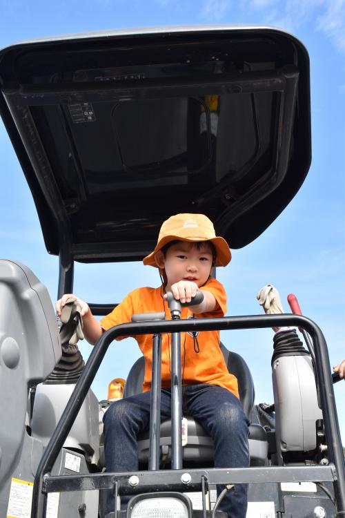 道路障害物除去車両に乗る一般参加の男の子
