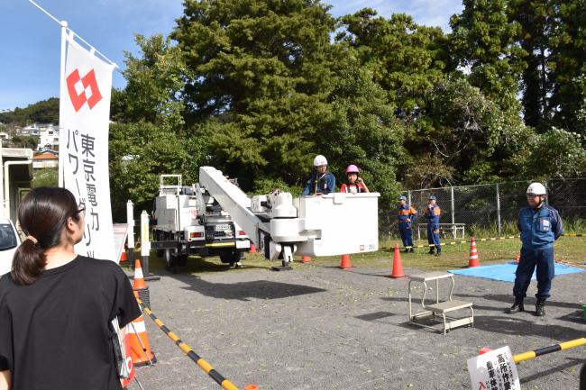 高所作業車の体験搭乗の様子