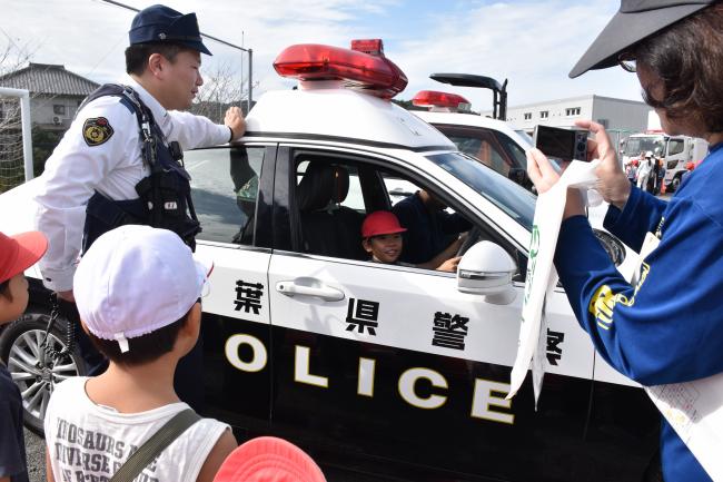 警察車両(パトカー等)体験搭乗でパトカーに乗る児童