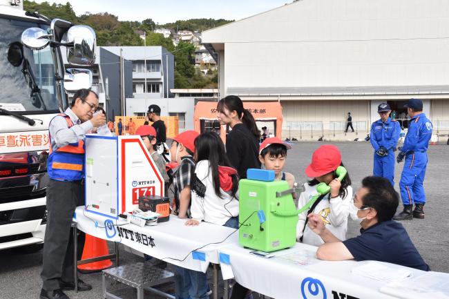 災害用伝言ダイヤル171を体験する様子